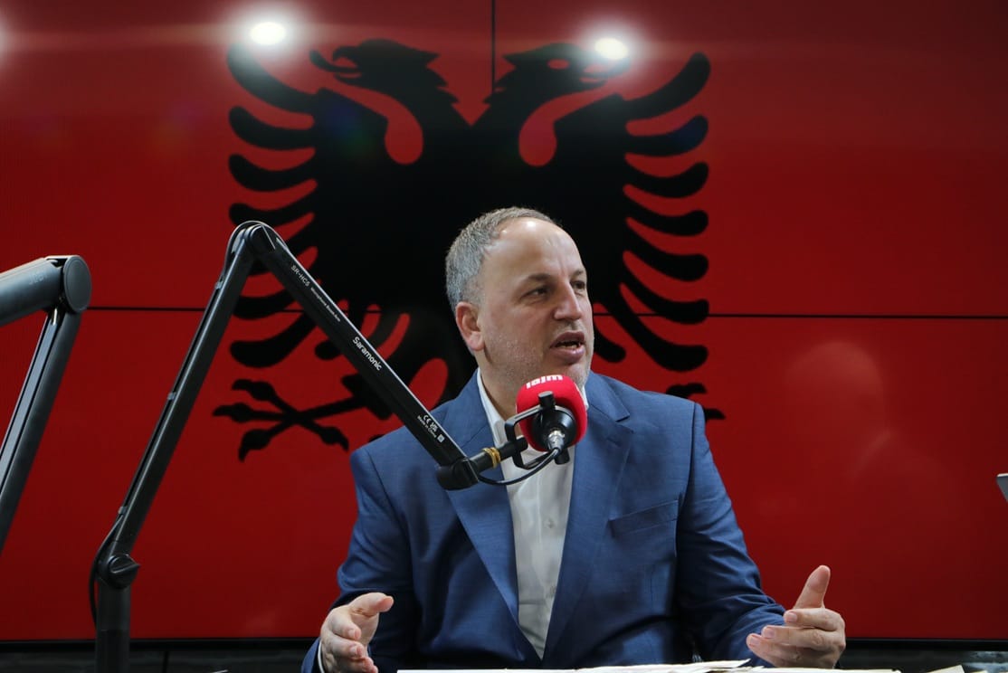 pas-sulmeve-ndaj-albin-kurtit-azizi-e-publikon-videon-kur-vuciqi-shqetesohej-se-ahmeti-po-e-humb-pushtetin