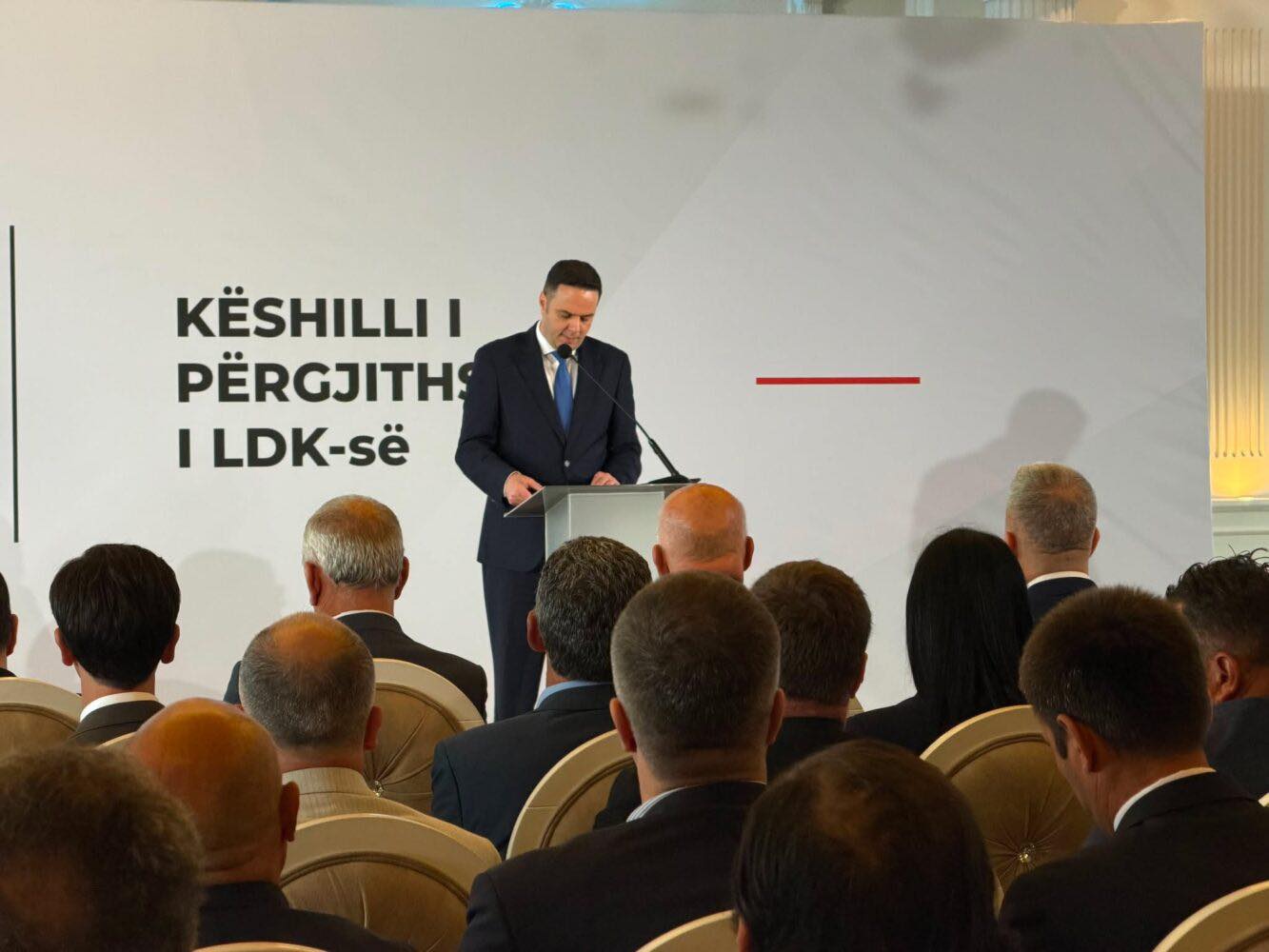 Abdixhiku e propozon vetën për kryeministër  Vjosa Osmanin bartëse të listës së LDK së dhe kandidate për presidente