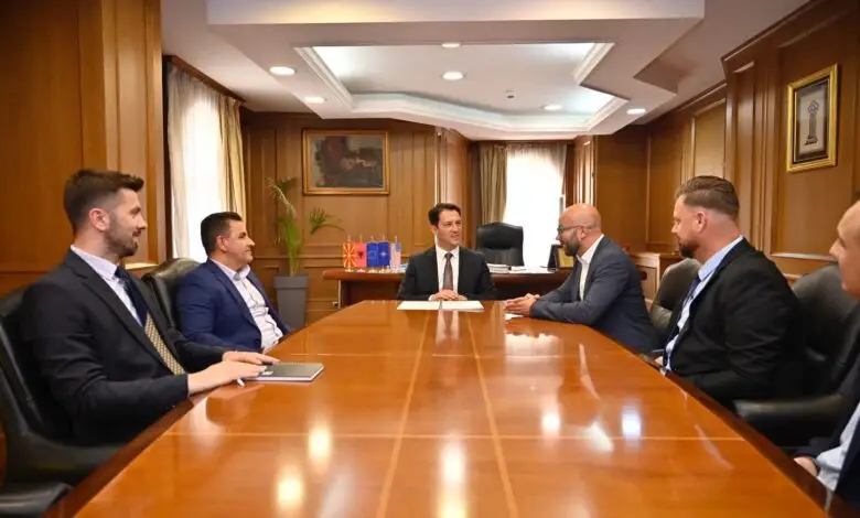 Zv kryeministri i parë  Bekim Sali pret në takim investitorë nga Kina dhe biznesmenë shqiptarë