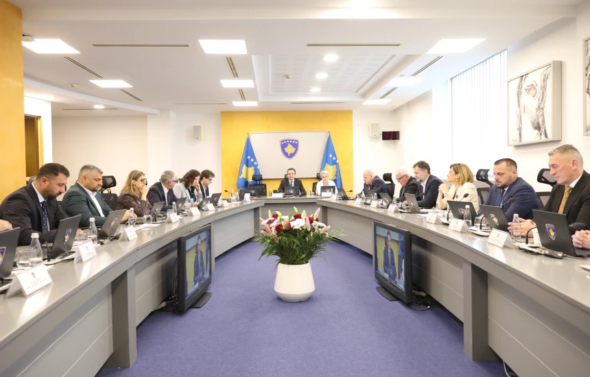 qeveria-e-kosoves-rrit-shtesat-per-lehonat-ndan-nga-100-euro-per-pensioniste-femije-sektorin-privat-e-studente