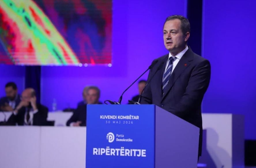 deputeti-i-vmro-dpmne-se-flet-shqip-ne-tirane-u-percjell-urimet-ne-emer-te-kryeministrit-mickoski