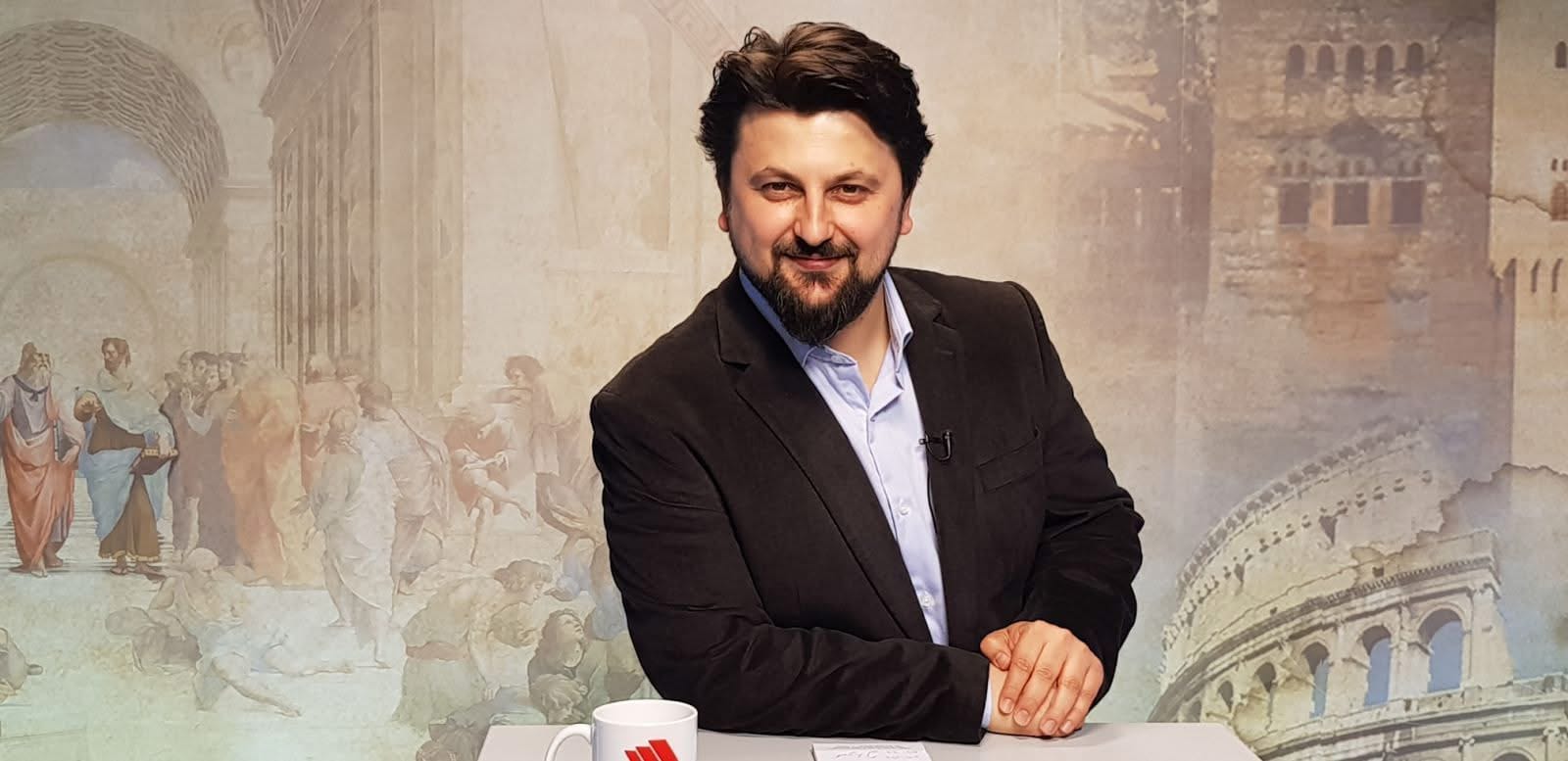Latif Mustafa i ashpër me studentët  Protestoni ata që për dekada nuk arritën ta rregullojnë çështjen e gjuhës shqipe