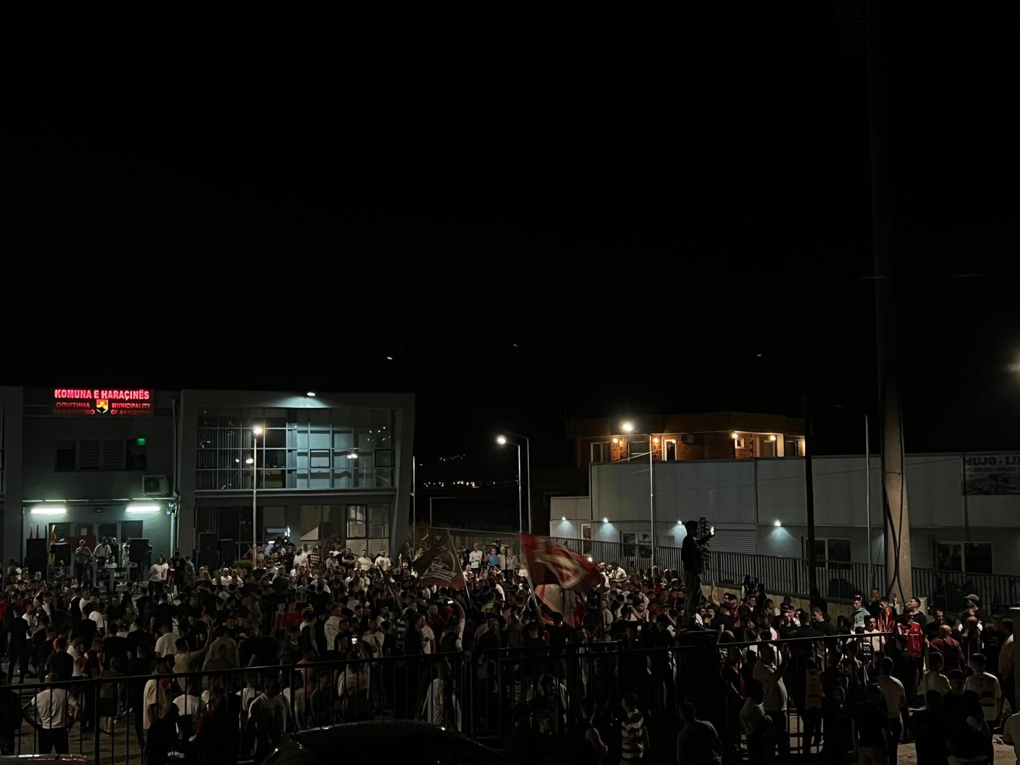 haracina-ne-feste-qytetaret-presin-si-heronj-futbollistet-e-shkendijes