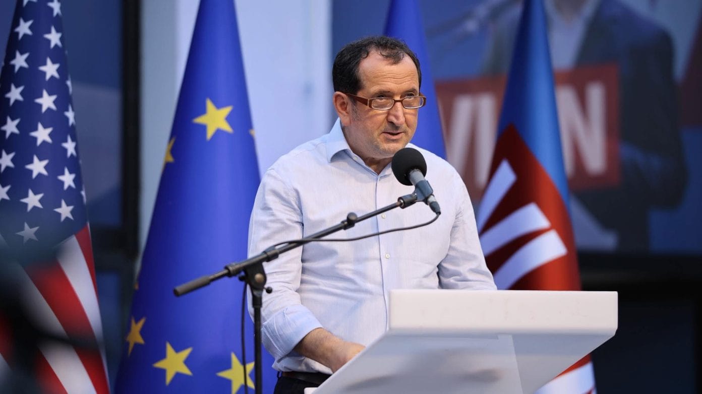 qoku-opozita-e-gatshme-te-paguaje-30-mije-euro-reportazhe-vajtuese-nga-gazetare-mercenare