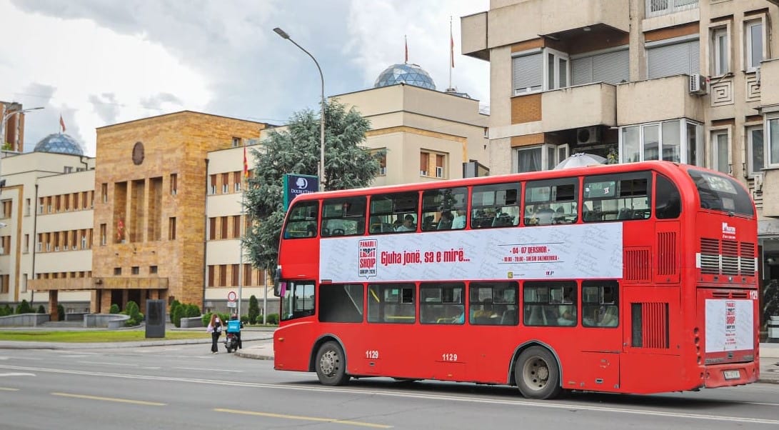 Panairi i Librit Shqip merr jehonë të madhe në Shkup  promovimi shtrihet edhe në autobusët publikë