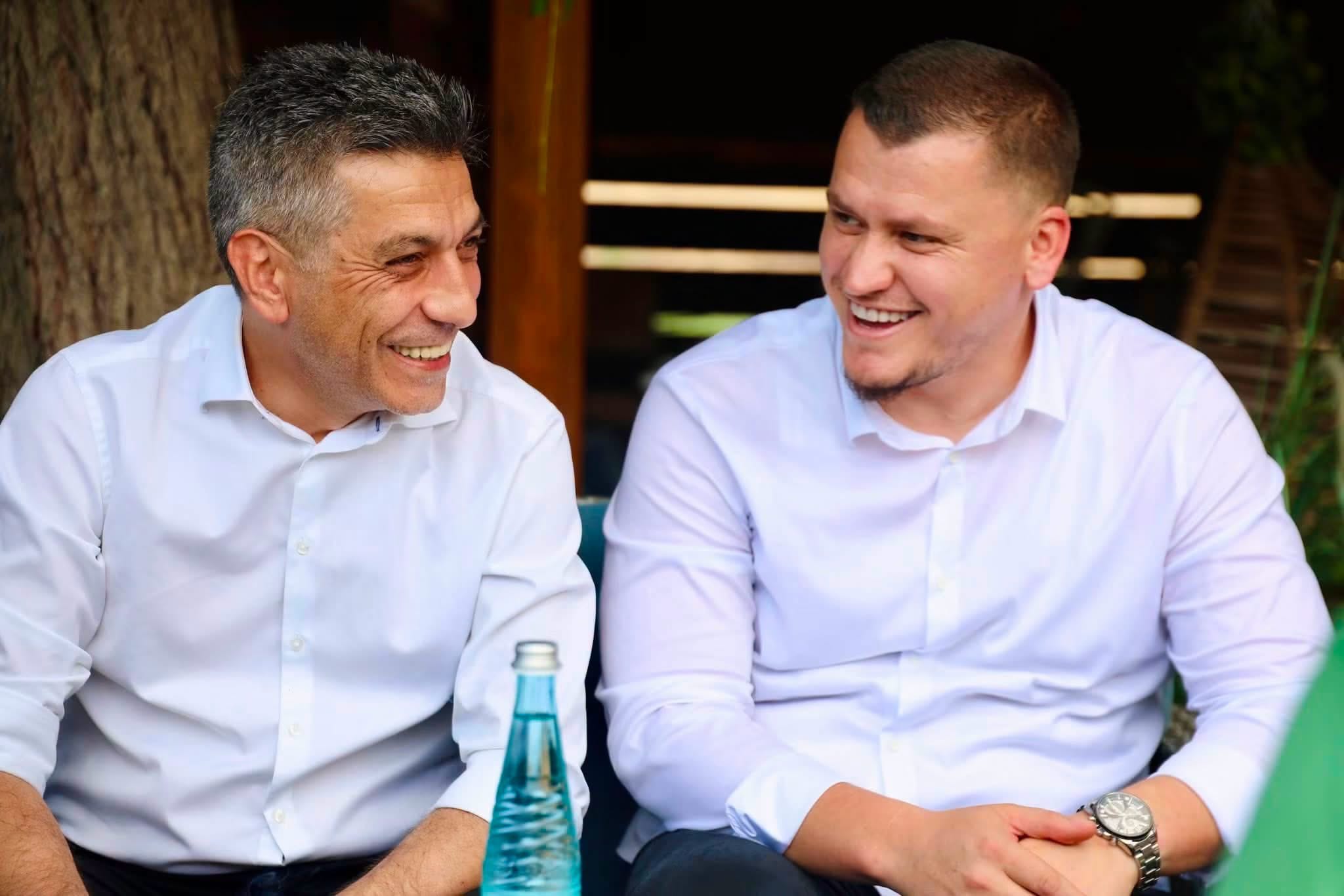 Daut Beqiri reagon me foto me Izet Mexhitin pas raportimeve për mungesën në 2 vjetorin e VLEN it