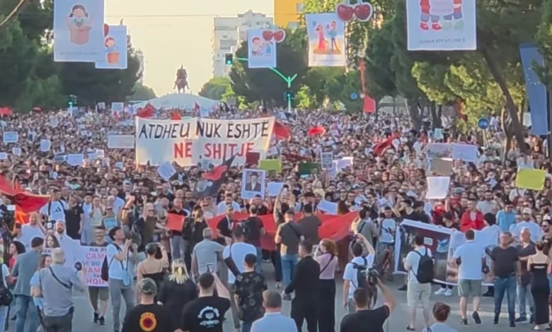  Atdheu nuk është në shitje   vazhdon në Tiranë protesta për Zvërnecin