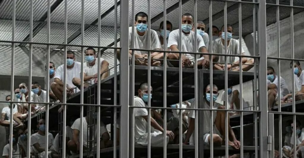  Varreza e njerëzve të gjallë   pamje të rralla nga burgu famëkeq i El Salvadorit