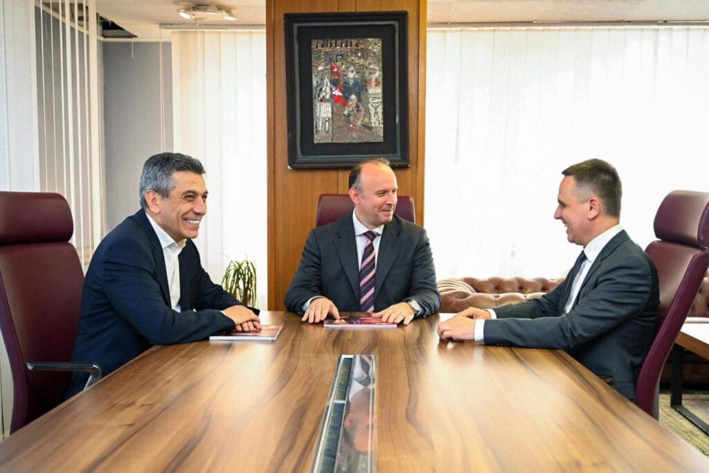 gashi-jam-per-lista-te-hapura-por-kjo-varet-nga-shume-faktore