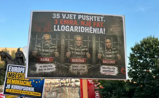 dita-e-27-e-protestes-ne-tirane-qytetaret-nisin-marshimin-drejt-kryeministrise-kerkojne-doreheqjen-e-rames