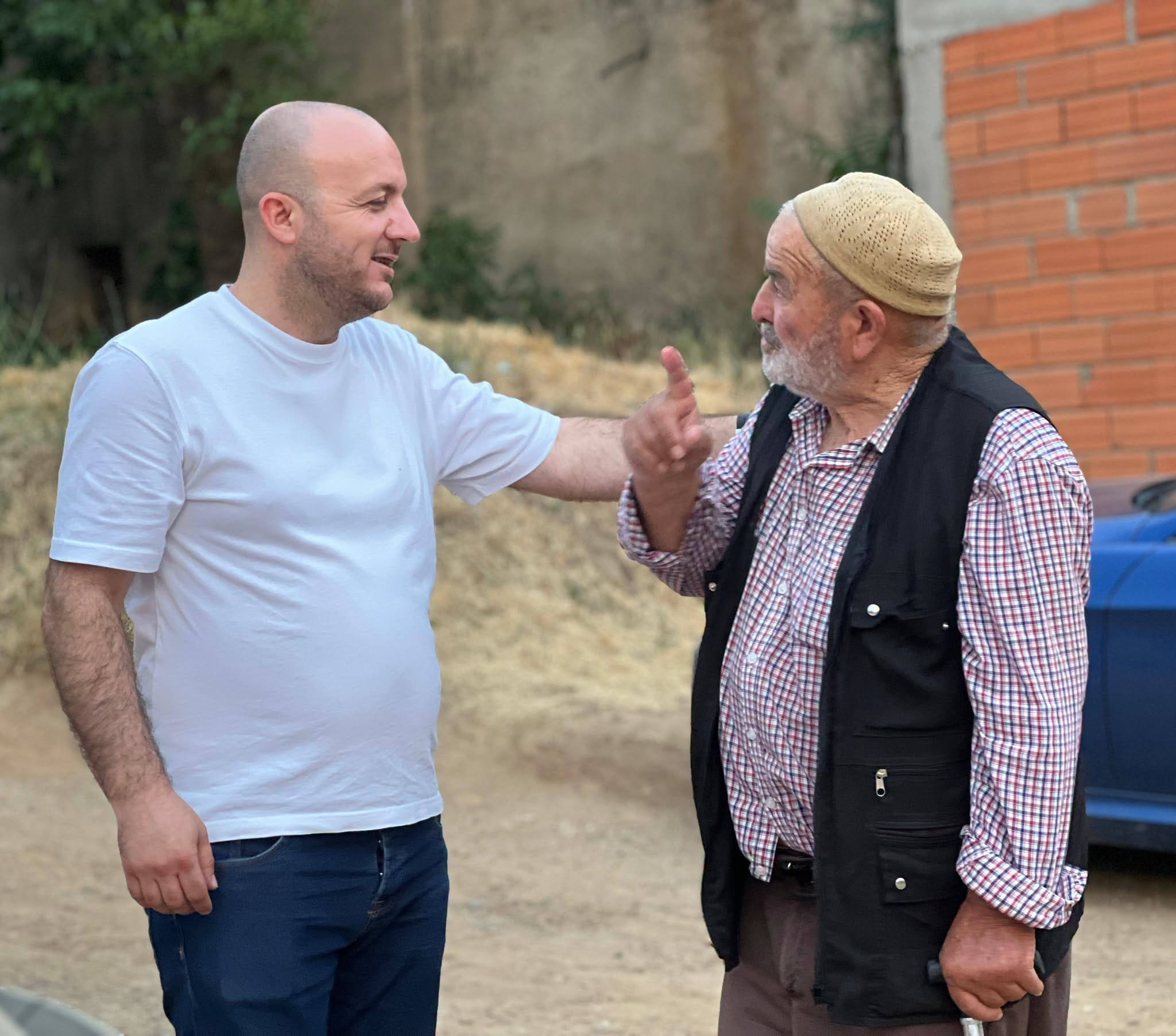 Hoxha në terren me fermerët e Çashkës dhe Velesit  Zhvillimi rural ndërtohet me njerëzit që jetojnë dhe punojnë në fshat