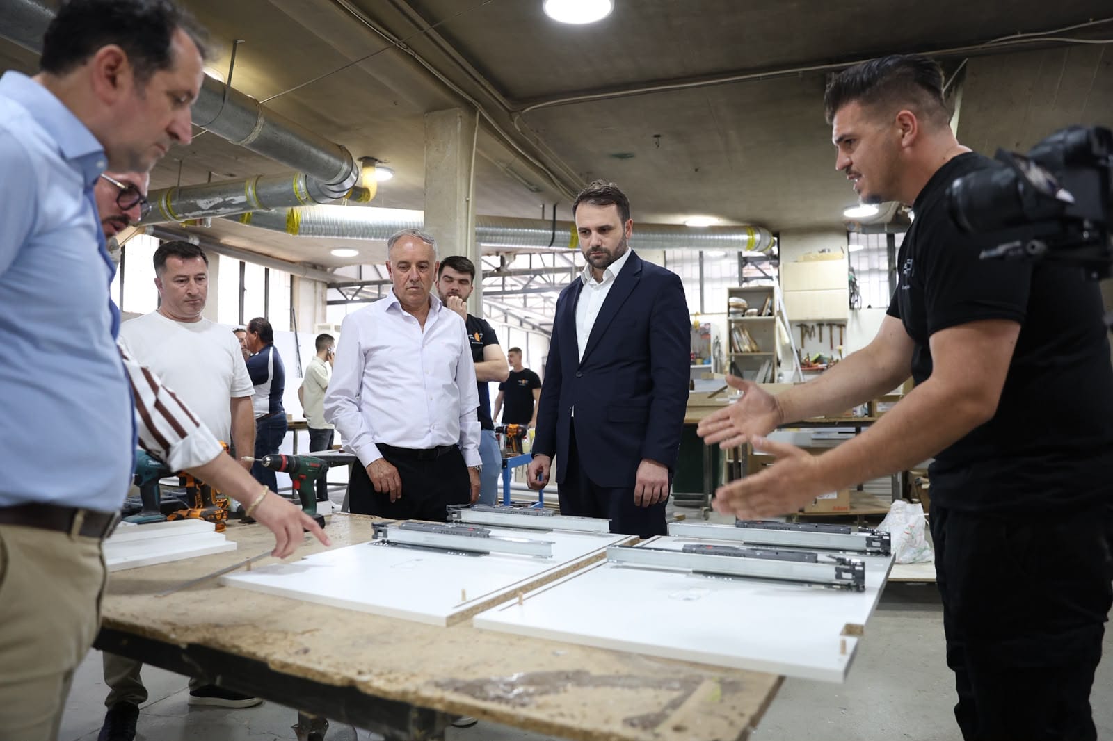 Ministri Durmishi viziton bizneset në Strugë dhe prezanton mundësitë për mbështetje financiare të investimeve