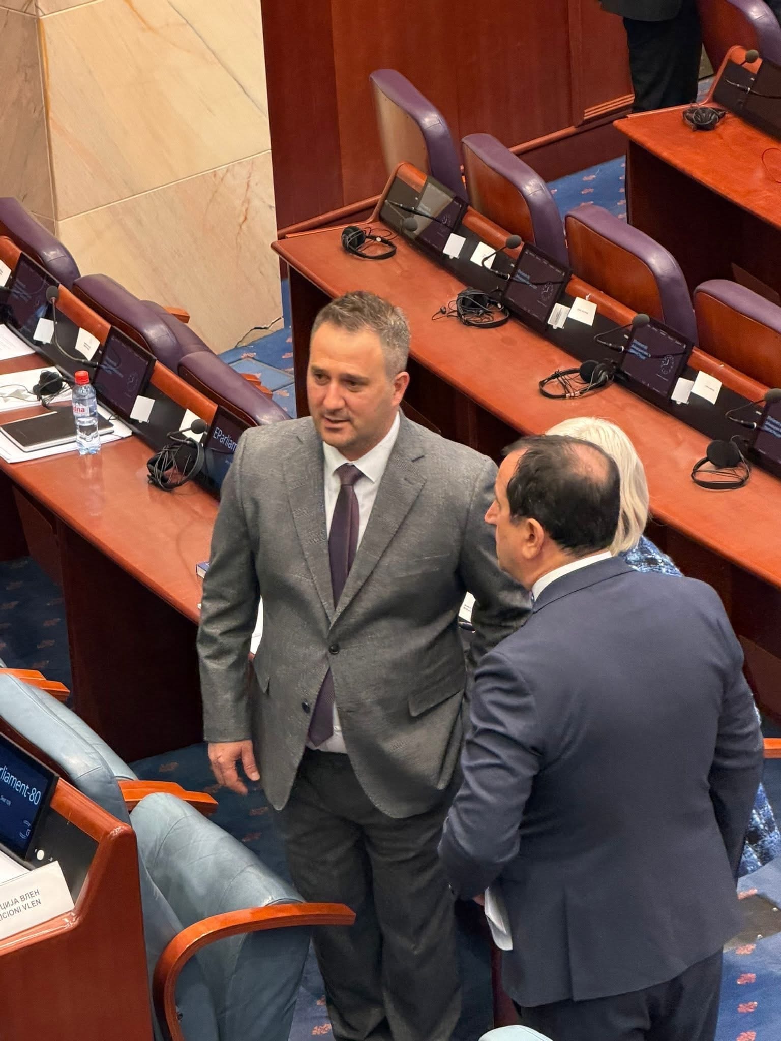 deputeti-i-vlen-it-shperthen-ndaj-berat-buzhales-imagjinoni-kur-te-sulmon-megafoni-i-propagandes-serbe