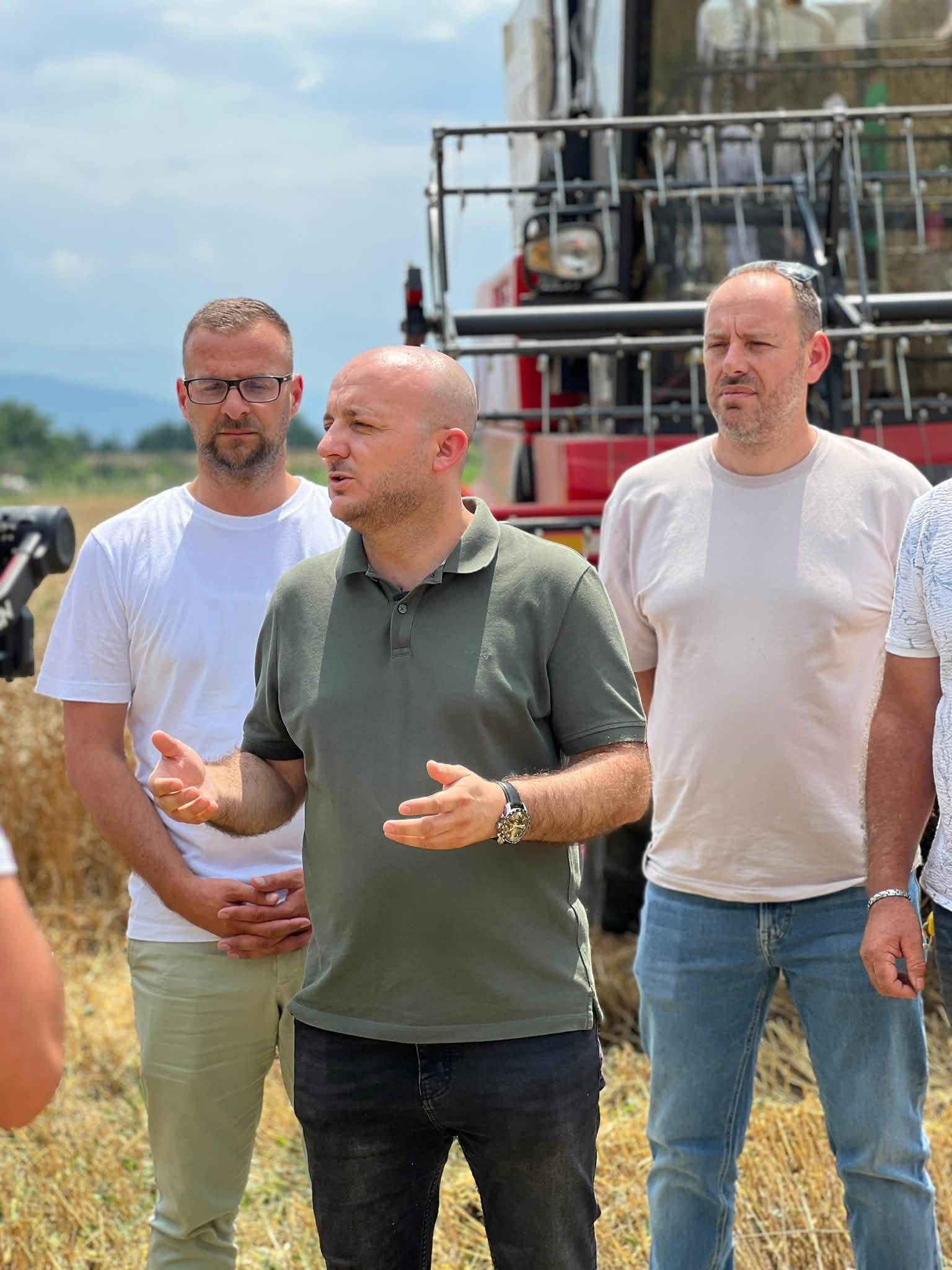 Hoxha nga Pollogu  Korrja e grurit është në kulm  rezultatet e deritanishme janë inkurajuese