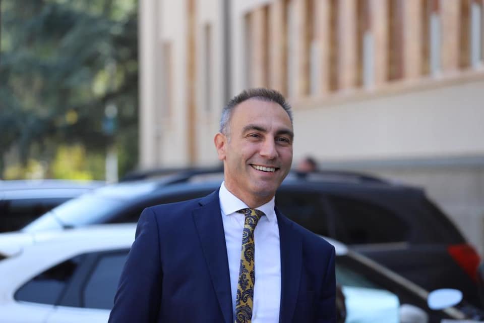 BDI në eufori  A po e vesh sërish kravatën Artan Grubi 