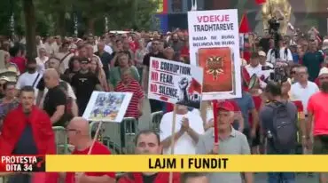 Dita e 34 të e protestës  Qytetarët mbërrijnë para Kryeministrisë  Rama  jepe dorëheqjen  Lironi çunat