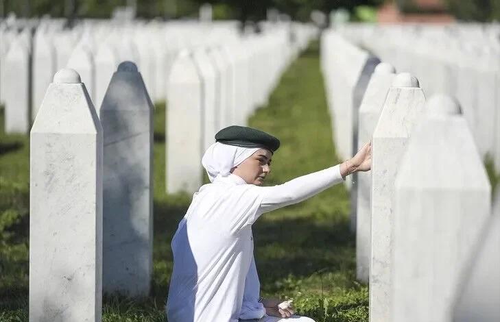 Duart mbi gurët e bardhë  Familjet kujtojnë viktimat e Srebrenicës në Potoçari përpara varrimit kolektiv