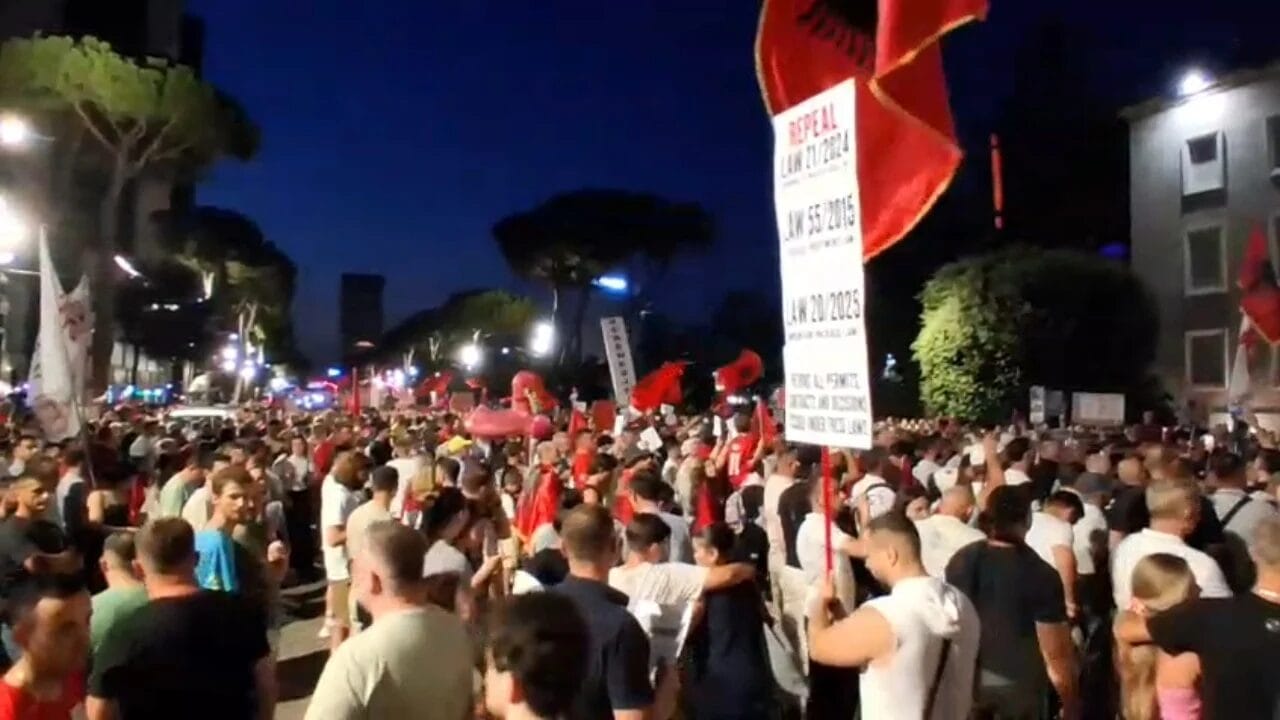 Sot 45 ditë tubim në Tiranë  protestuesit mbajnë fjalime përpara kryeministrisë  Aktivistja  Të vetmit që nuk e shohin protestën janë kryeministri dhe shërbëtorët e tij
