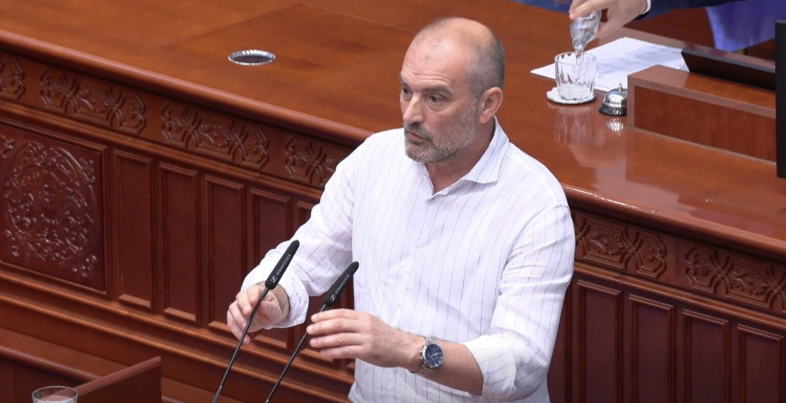 Halil Snopçe nga foltorja e Kuvendit e uron matematicientin Damjan Davkov
