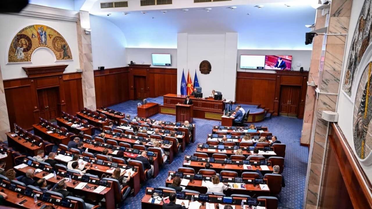 parlamenti-miratoi-ribalancimin-shtese-te-buxhetit-per-vitin-2026-me-shume-para-per-investime-bujqesi-dhe-komuna