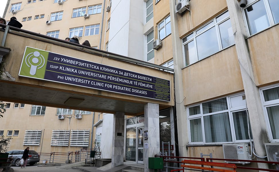 Dyvjeçari nga Kumanova helmohet me tretës për ngjyrë  është dërguar në Klinikat në Shkup