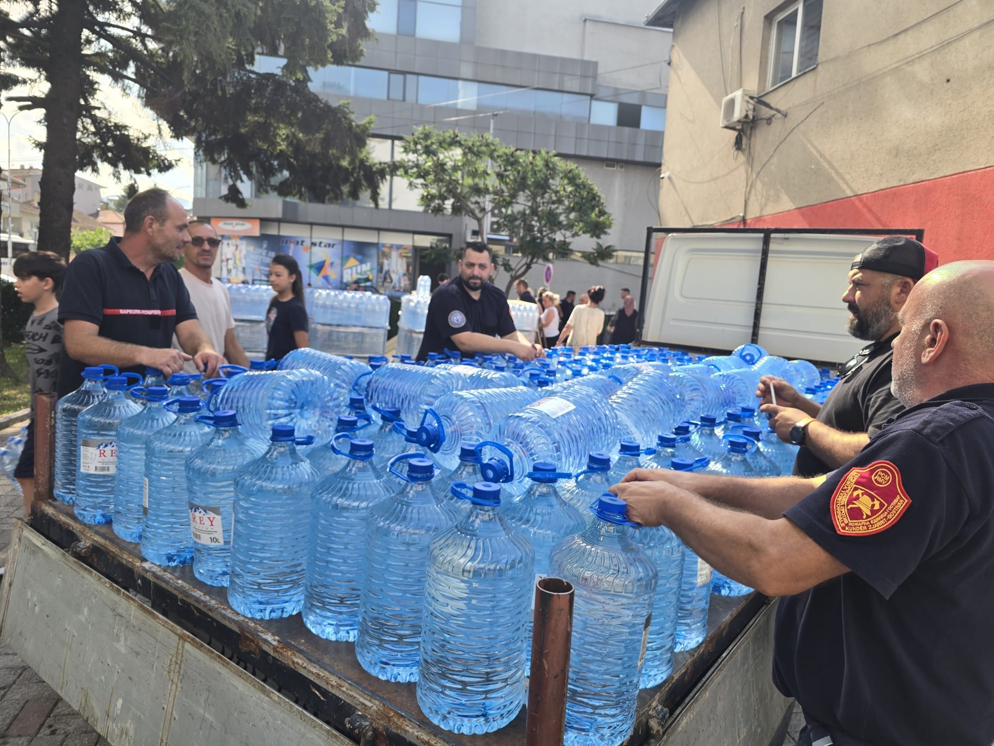 Komuna e Çairit solidarizohet me Gostivarin  dhuron 4300 litra ujë për banorët e prekur nga kriza