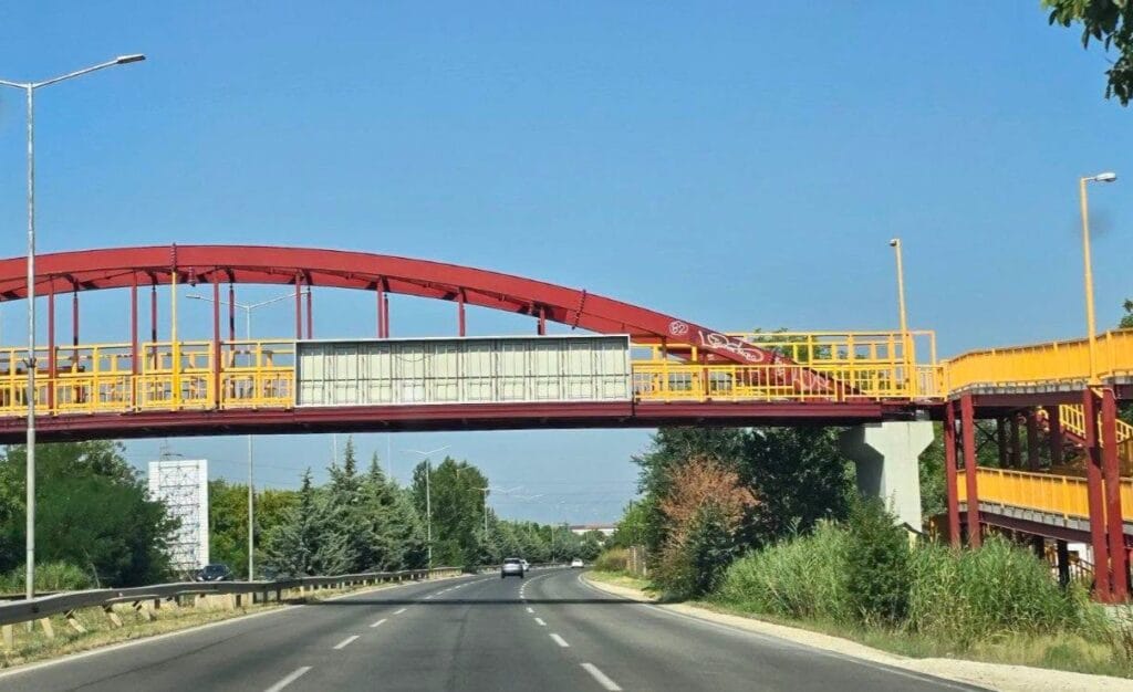 Billbordi  Mirë se vini në Shkup  u hoq nga hyrja e qytetit