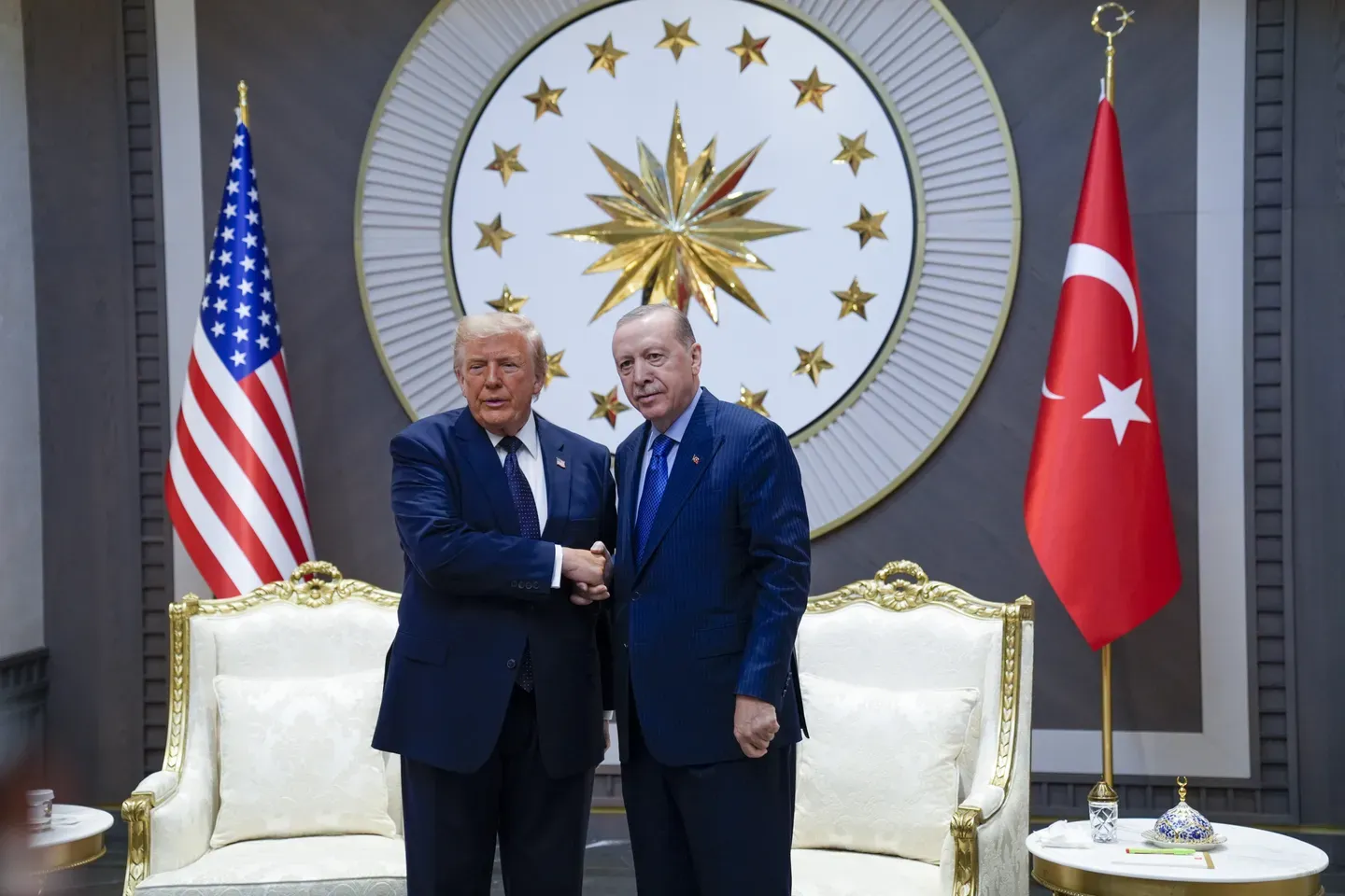 Trump gjatë takimit me Presidentin Erdogan  SHBA ja do të heqë sanksionet ndaj Turqisë