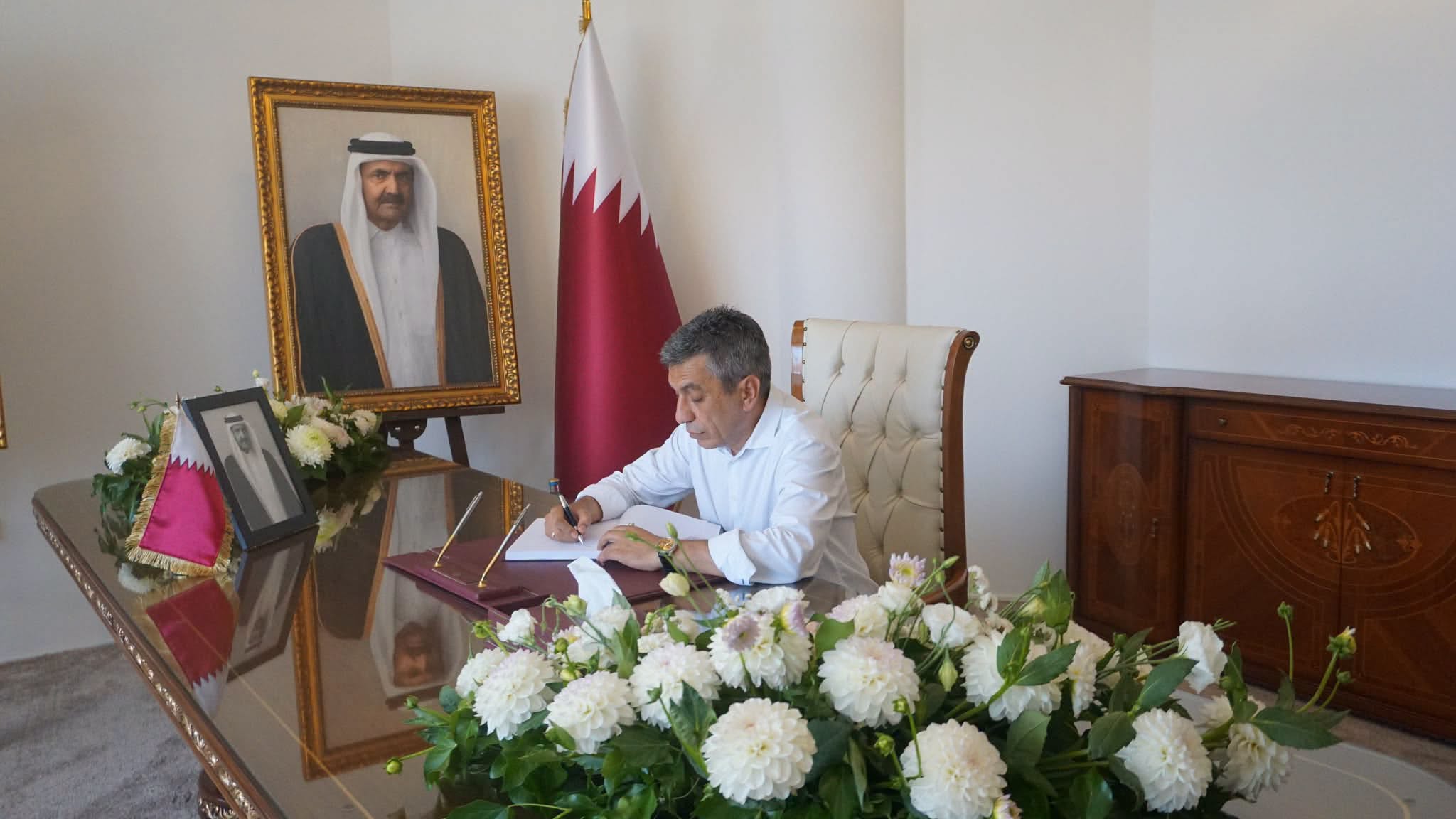 izet-mexhiti-nderon-ish-emirin-e-katarit-ja-mesazhi-qe-la-ne-librin-e-zise