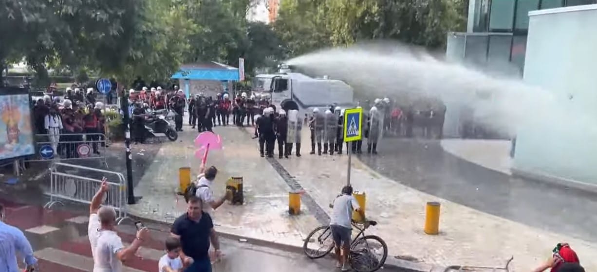 Tensionet jashtë Kuvendit  policia shpërndan protestuesit me ujë