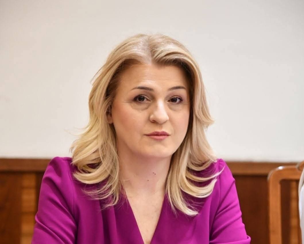 Reagon Toska  Turp t u vijë  drejtoreshë dhe shumicë shqiptare  mbyllni paralele shqipe 