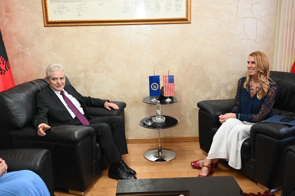 Ali Ahmeti mirëpret ambasadoren e SHBA së  Nicole Varnes  në selinë e BDI së në Reçicë