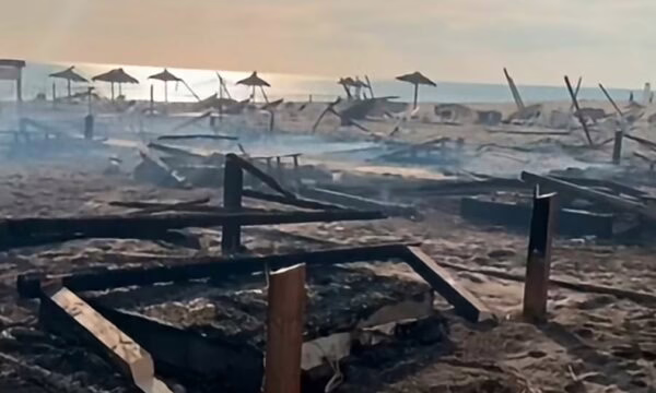 Zjarr i madh në Plazhin e Madh të Ulqinit  flakët përfshijnë shezlongët