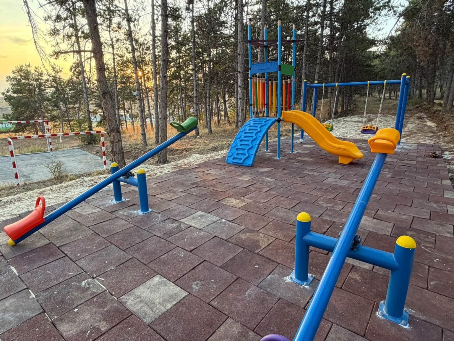 vendosen-lojera-per-femije-dhe-pajisje-fitnesi-daut-beqiri-parku-i-haracines-po-merr-forme