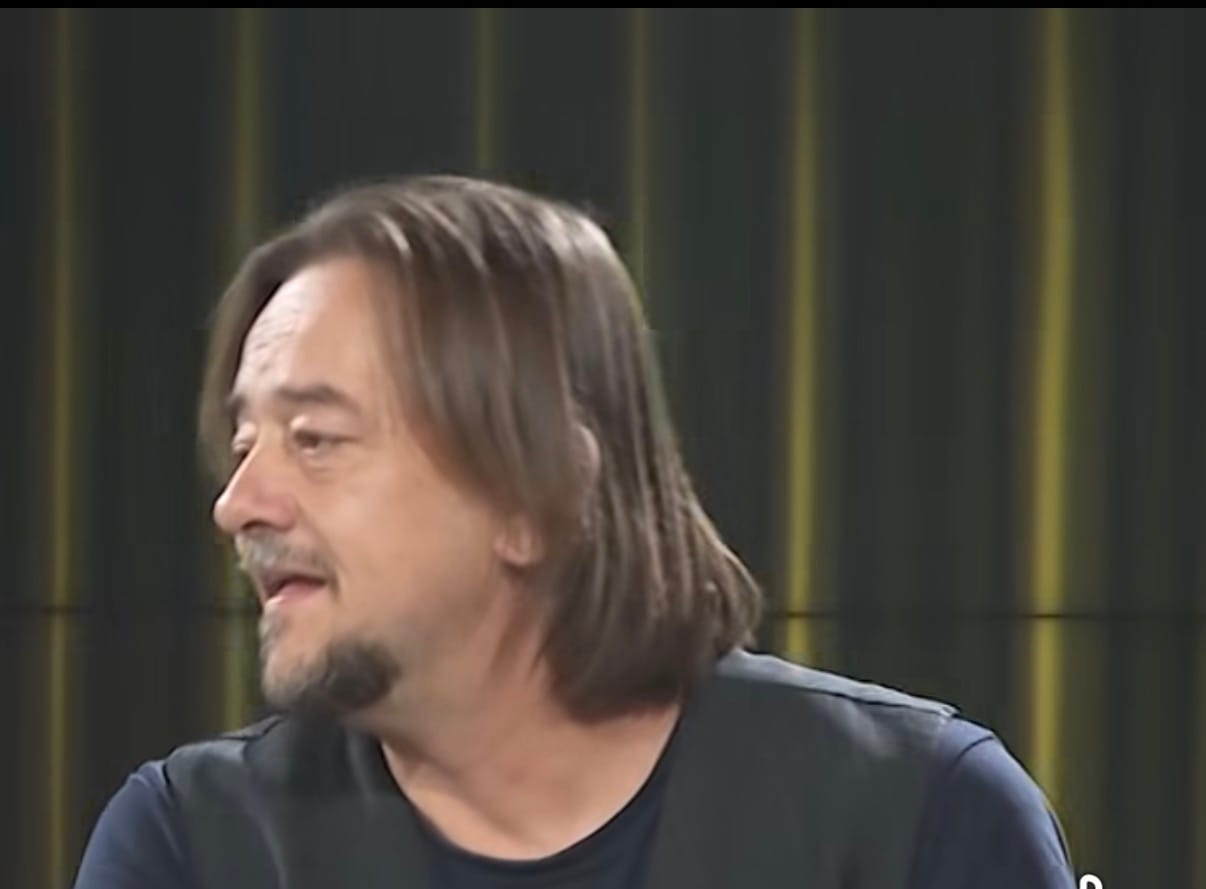 Aktori i njohur Adrian Aziri rrëfen kthesën e madhe në jetë dhe faljen e pesë vakteve të namazit