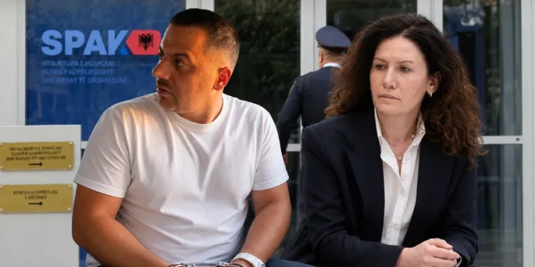 Pse skandalet seksuale shpërthejnë në të njëjtën kohë me ato politike 