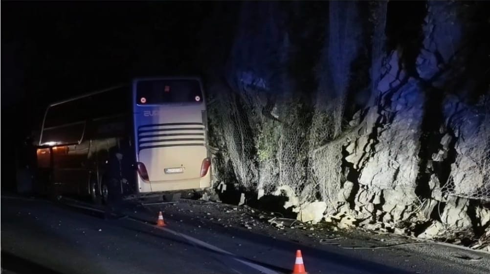aksident-i-rende-komunikacioni-ne-malin-e-zi-autobusi-me-90-nxenes-godet-shkembin