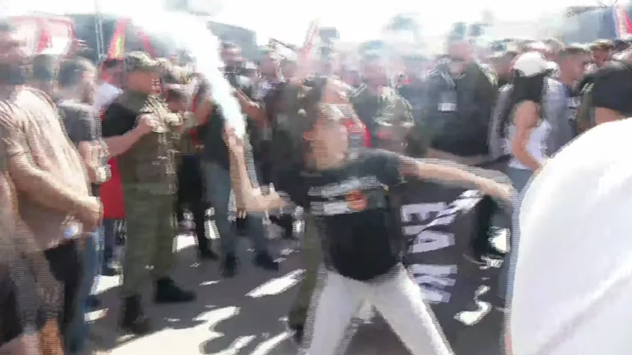 Protestuesit godasin me mjete piroteknike objektin e EULEX it