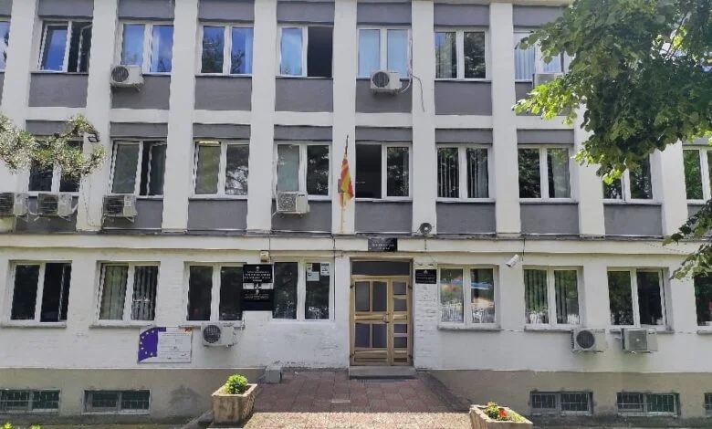 droni-hyri-ne-nje-banese-dhe-filmoi-banoret-teksa-flinin-policia-po-e-kerkon-autorin