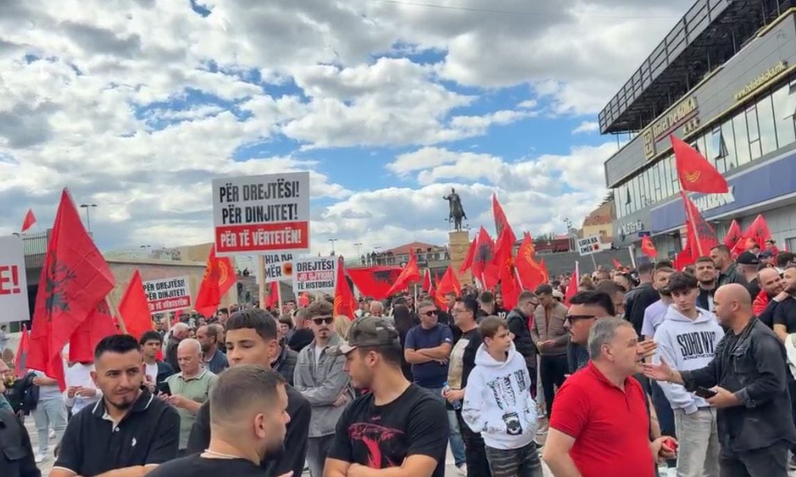Fillon protesta për çlirimtarët në Shkup  Jo në emrin tim 