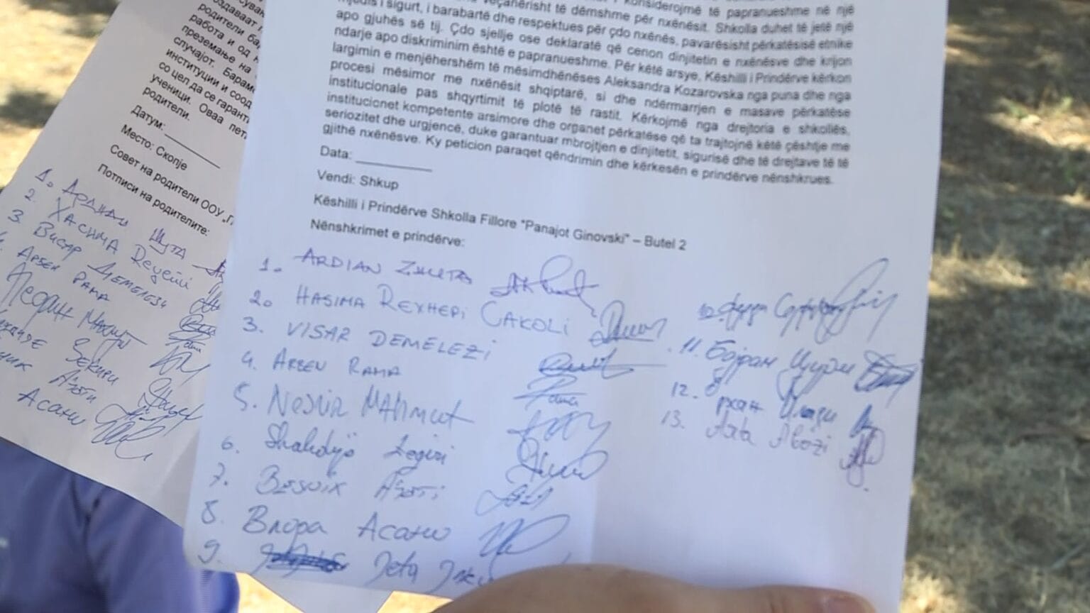 Prindërit në Butel denoncojnë  Mësuesja Kozareska fyen shqiptarët  të largohet