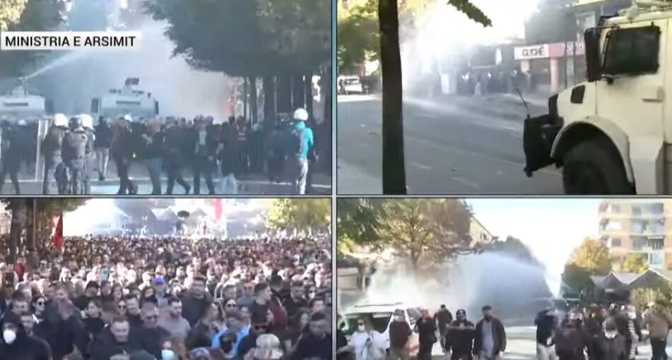 eskalon-protesta-ne-tirane-mes-protestuesve-dhe-policise