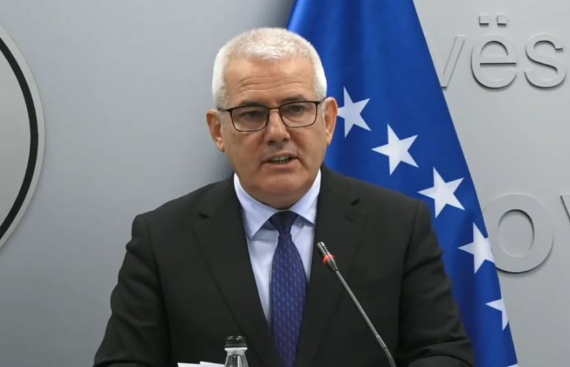 PAPËRGJEGJËSIA E KRYEPOLICIT  Sveçla nuk jep dorëheqje  thotë se largimi i tij  s do ti kontribuonte mbrojtjes së gruas 