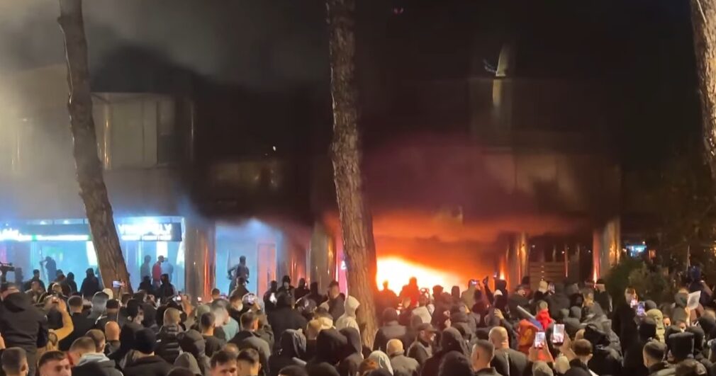 protestuesit-sulmojne-institucionet-gure-dhe-shishe-molotovi-drejt-kryeministrise