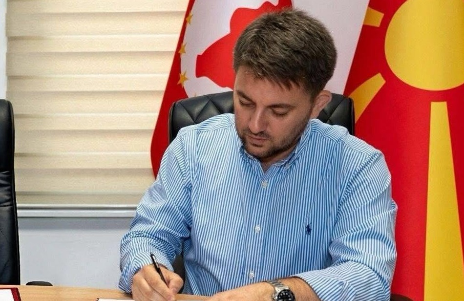 Muhamed Elmazi  Nënshkrova lejen për ndërtimin e sallës së sportit në Medresenë  Isa Beu  në Kondovë