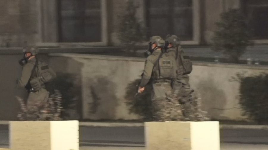 Mbërrijnë forcat RENEA para Kryeministrisë në Tiranë